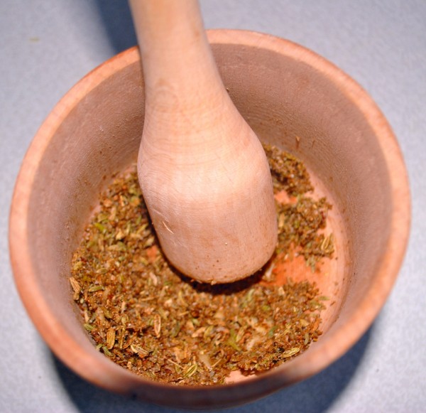 В ступке растираем семена кориандра и фенхеля, очищенные зубчики чеснока, перец и соль